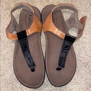 Size 9 Taos women’s sandals